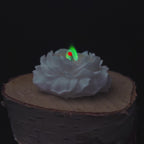 Film przedstawia sniezna swiece w ksztalcie rozy z zielono-niebieskim plomieniem