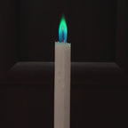 Film przedstawia biala swiece z kolorowym niebiesko-zielonym plomieniem na czarnym tle